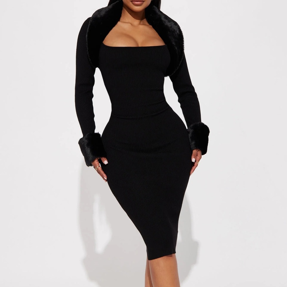 Medium faux fur collar black dress